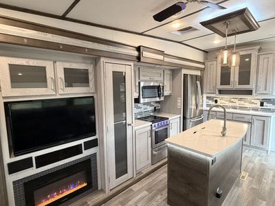 2020 Keystone Montana High Country 331RL (10th Anniversary)