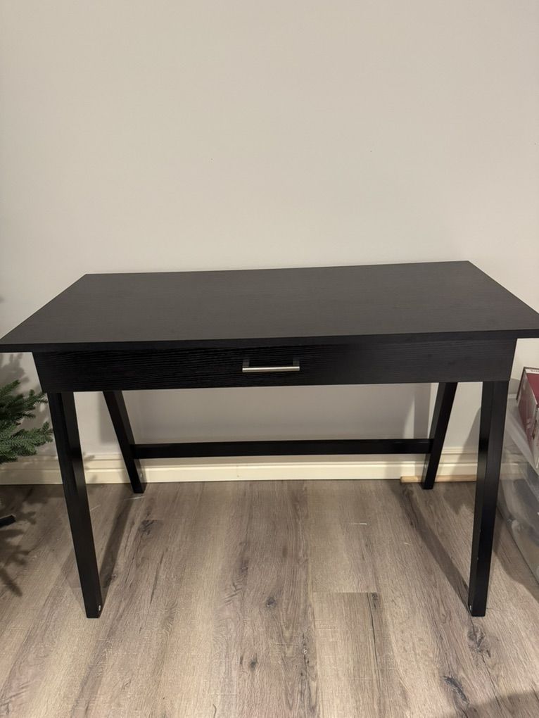 Black Desk