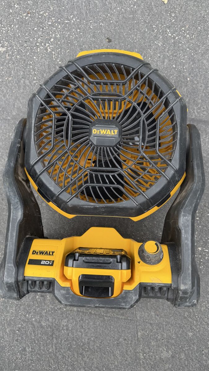 Dewalt Jobsite fan with battery