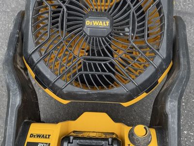 Dewalt Jobsite fan with battery