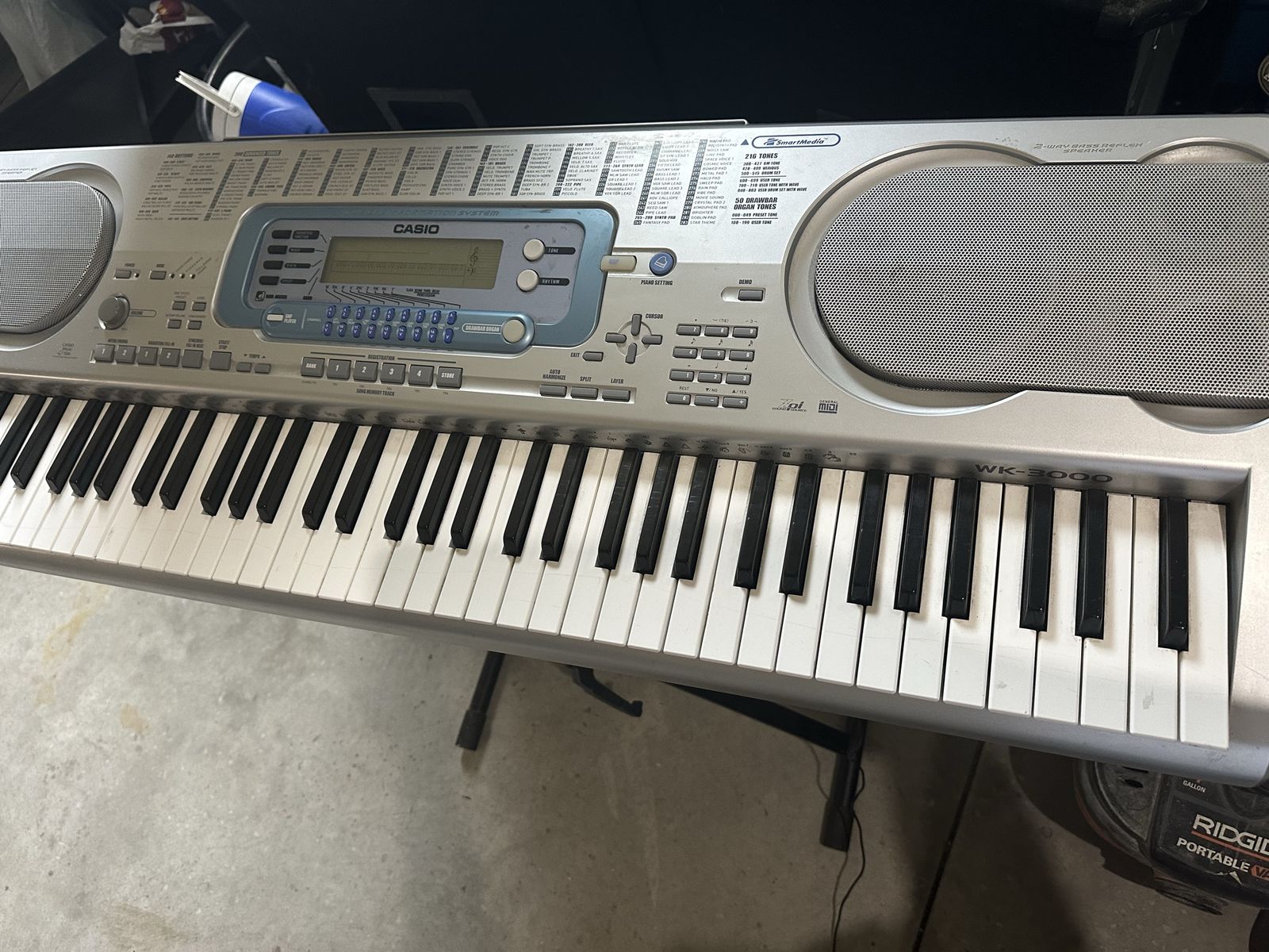 Casio WK-3000 keyboard with stand