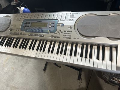 Casio WK-3000 keyboard with stand