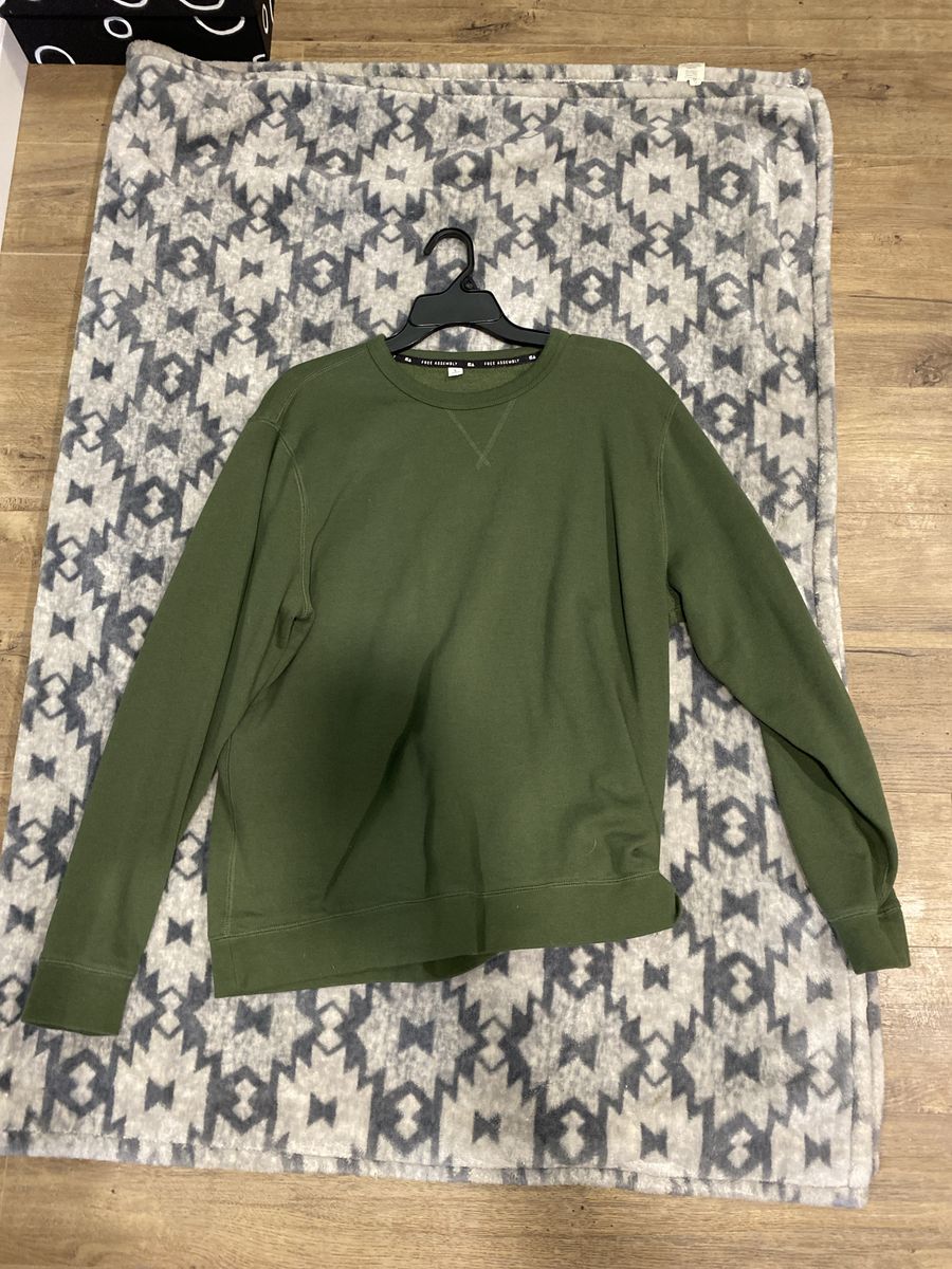 Free Assembly Men's Olive Green Crewneck Sweatshirt - Size Large, Soft Knit, Excellent Condition