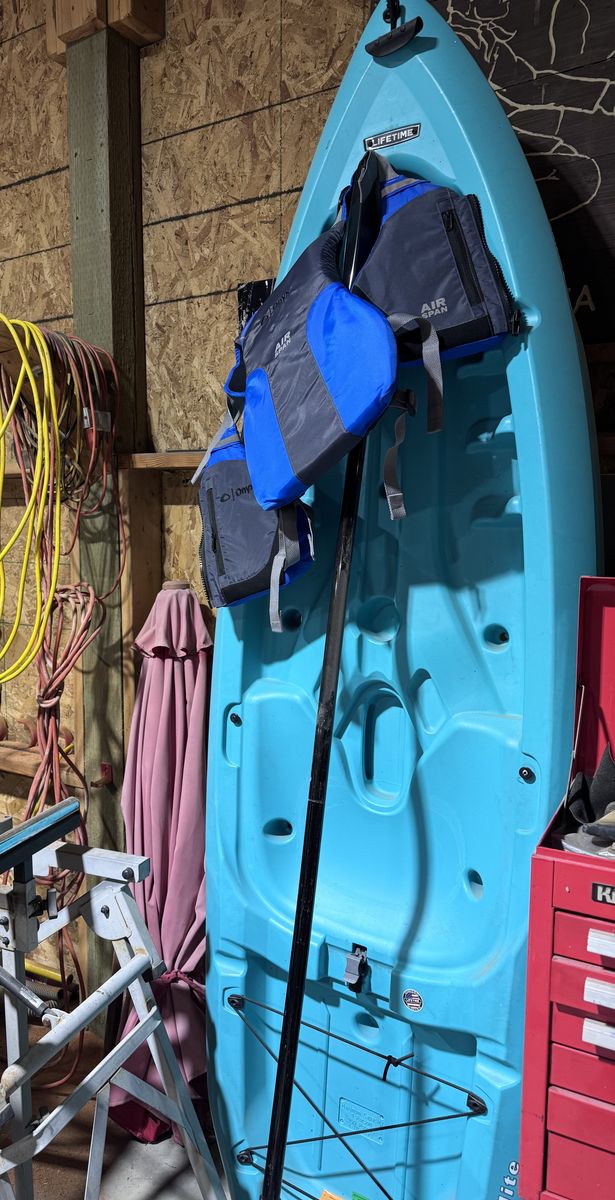 8' Lifetime Daylite Kayak W/oar and Preserver.