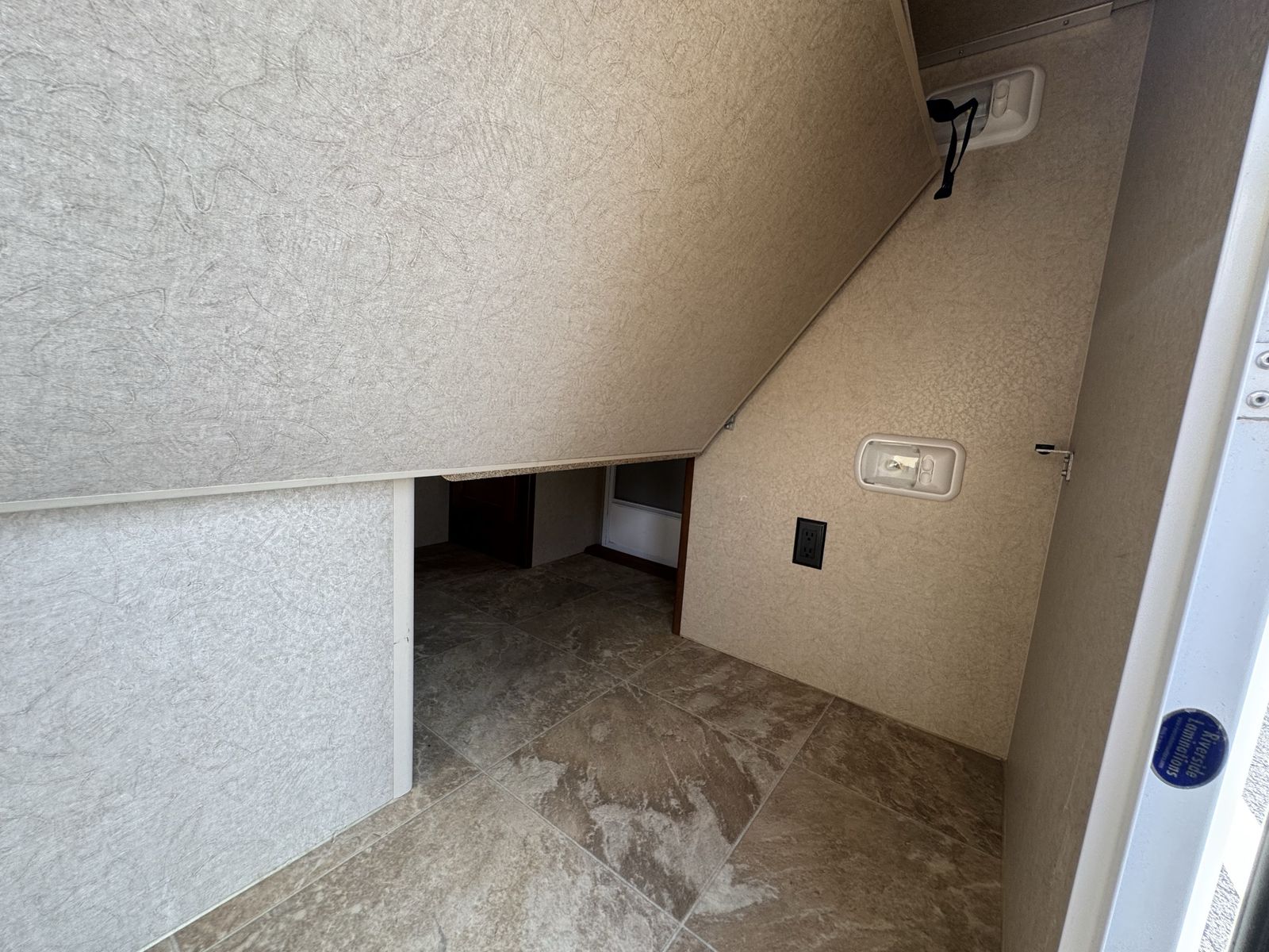Main image 6