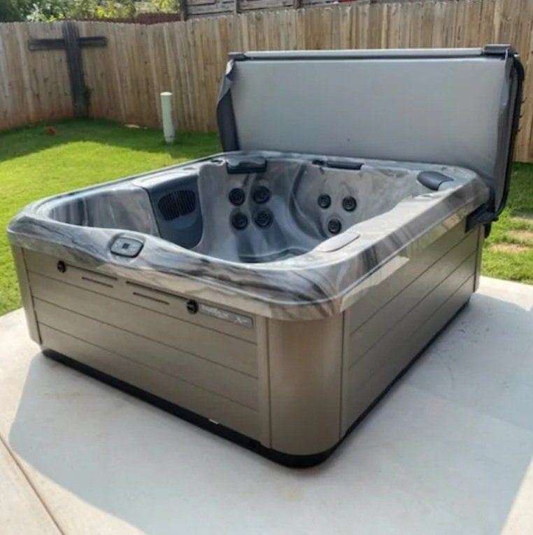 2020 Bullfrog Spas X6L Hot Tub with LED Lighting, Ozone Generator, Bluetooth Sound System, Water Feature +MORE 30-day Guarantee!