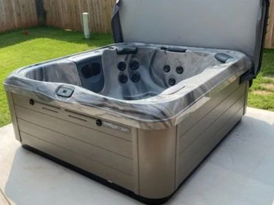 2020 Bullfrog Spas X6L Hot Tub with LED Lighting, Ozone Generator, Bluetooth Sound System, Water Feature +MORE 30-day Guarantee!