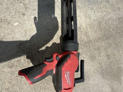 Milwaukee M12 Cordless Caulk and Adhesive Gun Bare Tool
