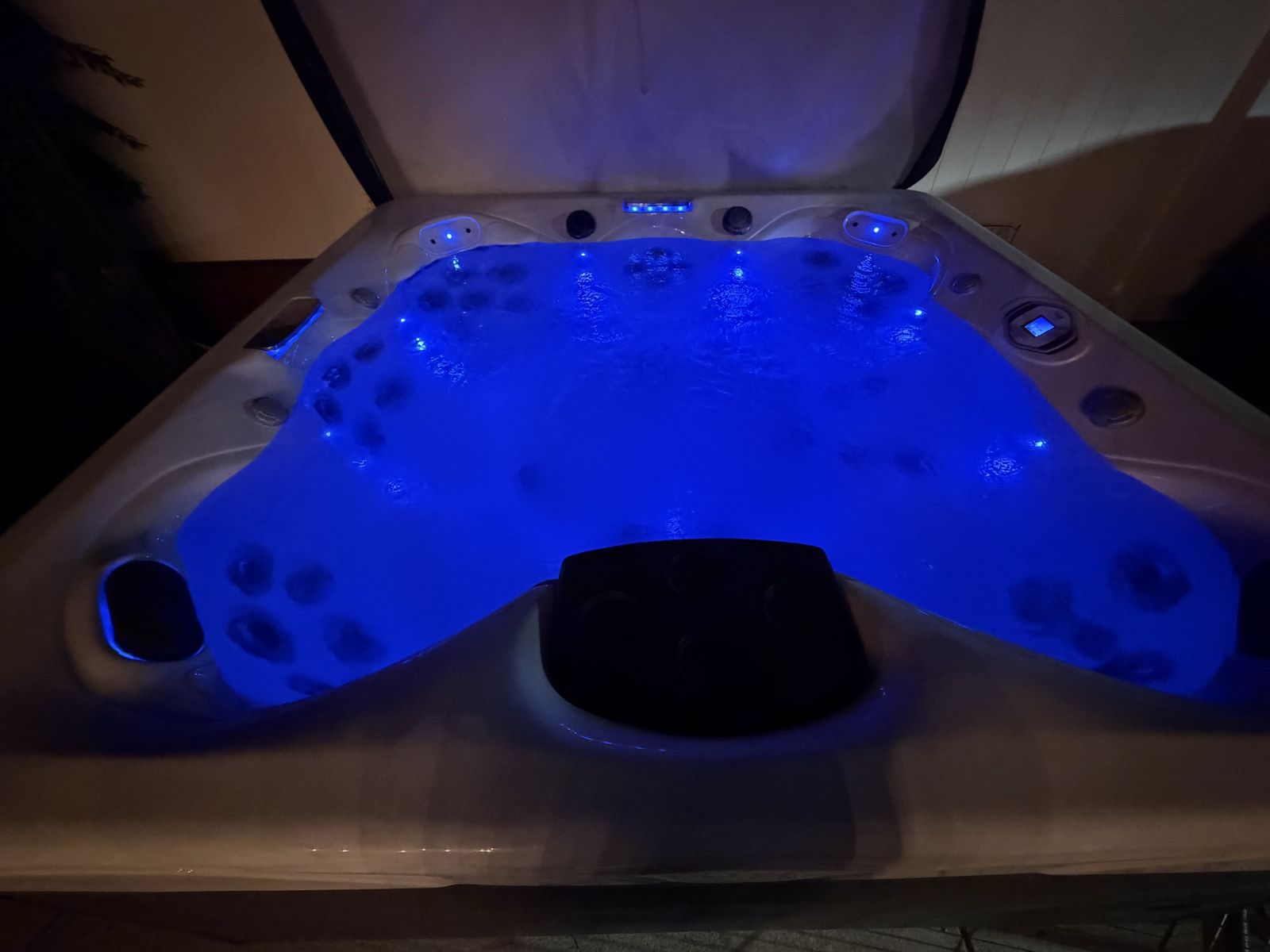 Master spa twilight 8.2 with Multi-Color LED Lights free delivery