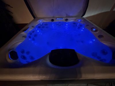 Master spa twilight 8.2 with Multi-Color LED Lights free delivery