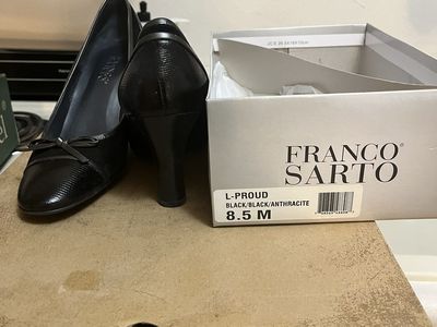 7 pairs of 8.5 size women's shoes