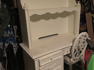 Disney princess collection Vintage Style Off-White Wooden Desk with Hutch and Chair Set
