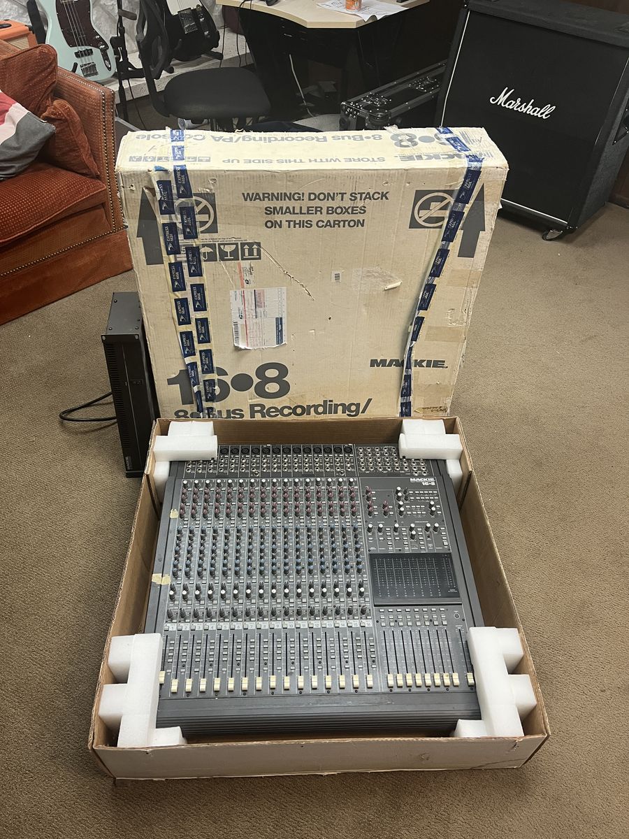 Mackie 16 X 8 Recording console and Power supply with box FS