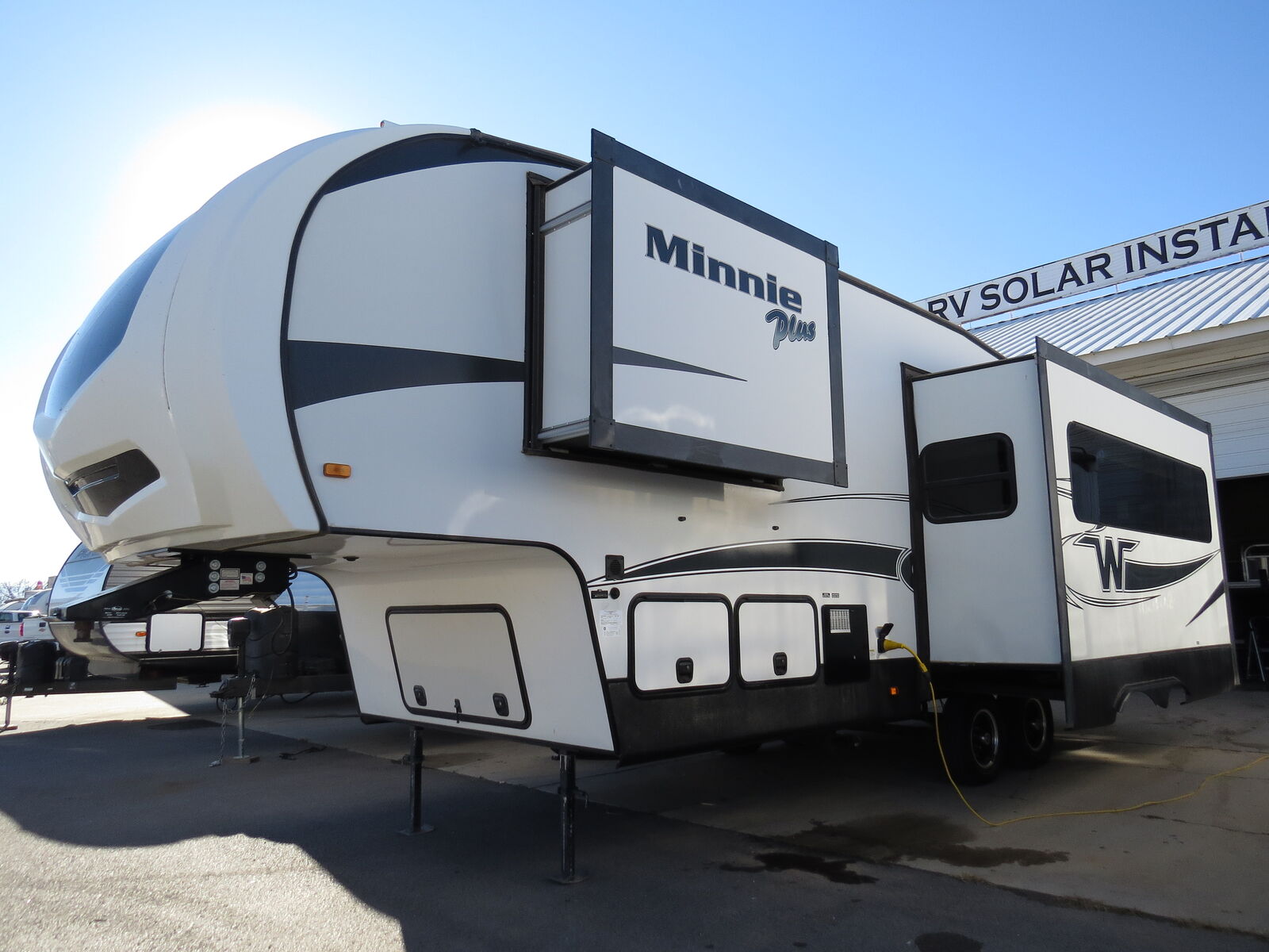 2019 Winnebago Minnie Plus 27REOK (2 Slides!)
