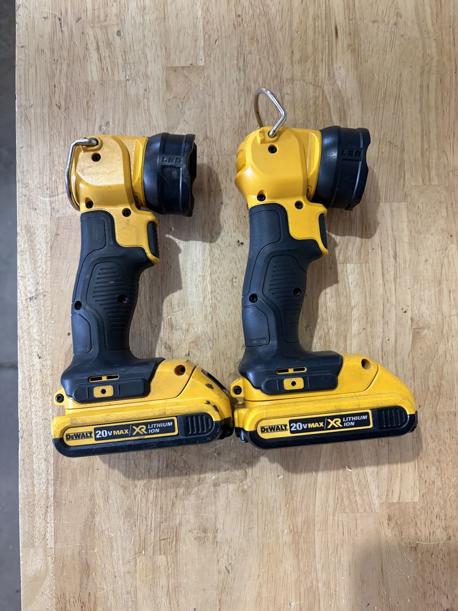 2 DeWalt 20V cordless flashlights each with 2 aH battery