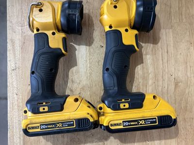 2 DeWalt 20V cordless flashlights each with 2 aH battery