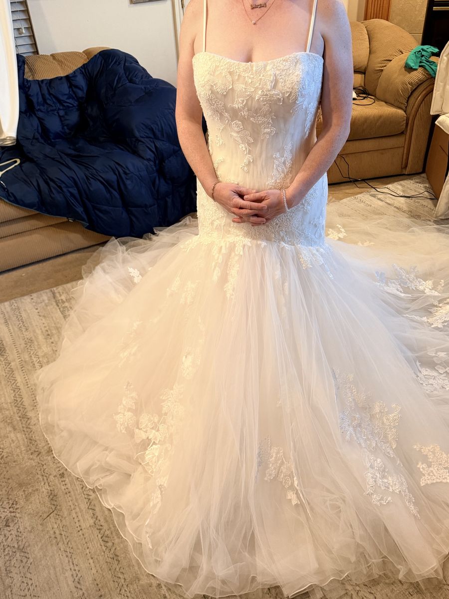 Stunning Mermaid Style Wedding Dress with Lace Appliques and Tulle Train