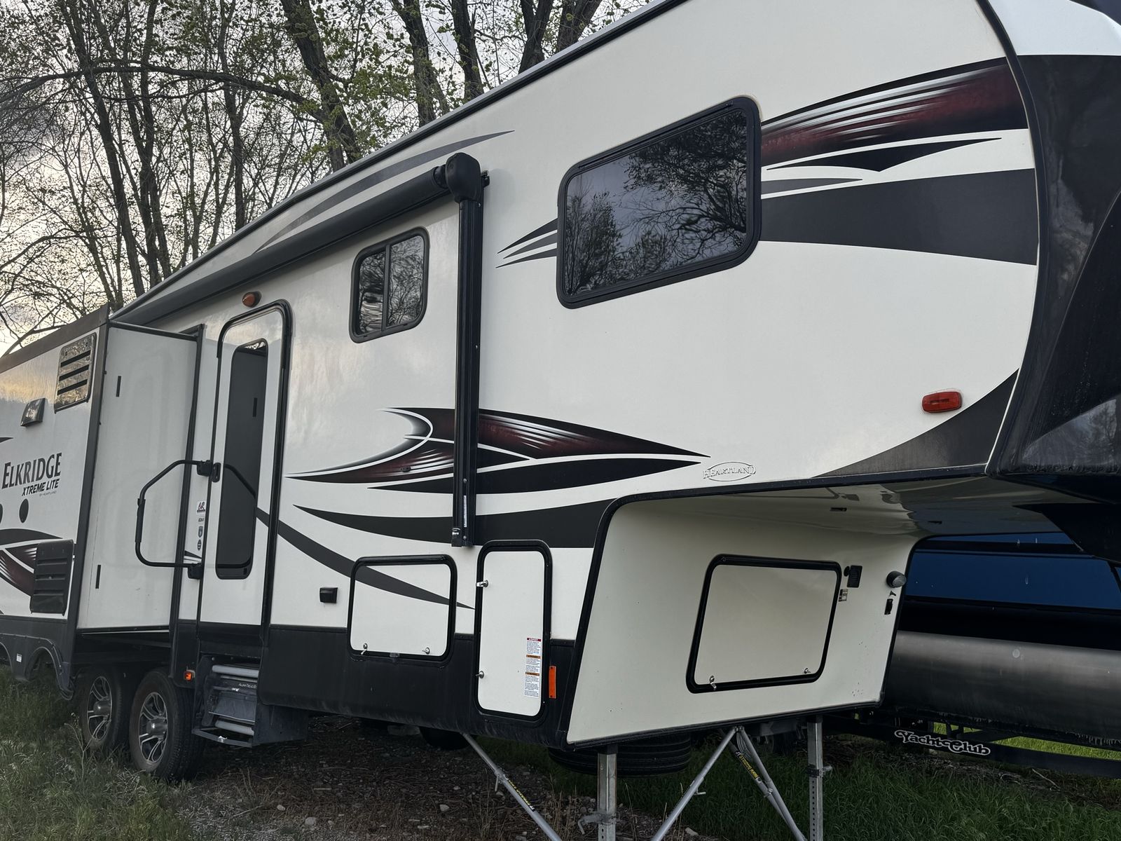 5th Wheel Camp Trailer
