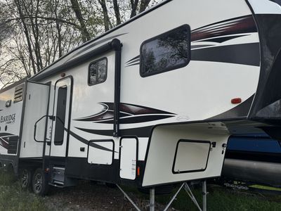 5th Wheel Camp Trailer