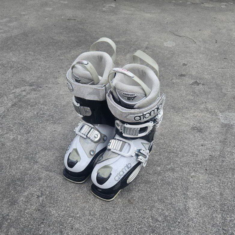 Girl's Atomic 4-4.5 Ski Boots 269mm Mondo 22-22.5
