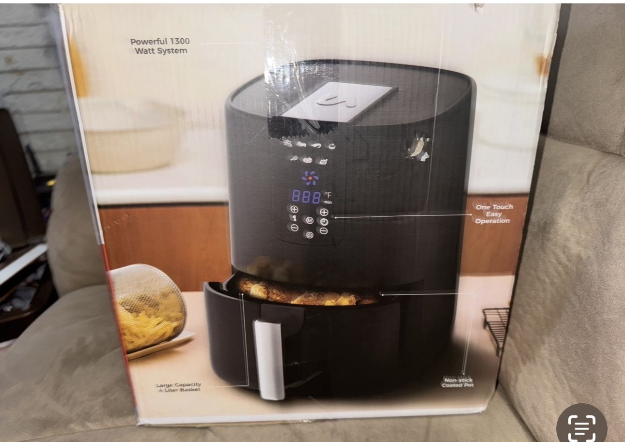 Uber Appliance Air Fryer 1300 Watt System, Large Capacity 4 Liter Basket, One Touch Operation, Black