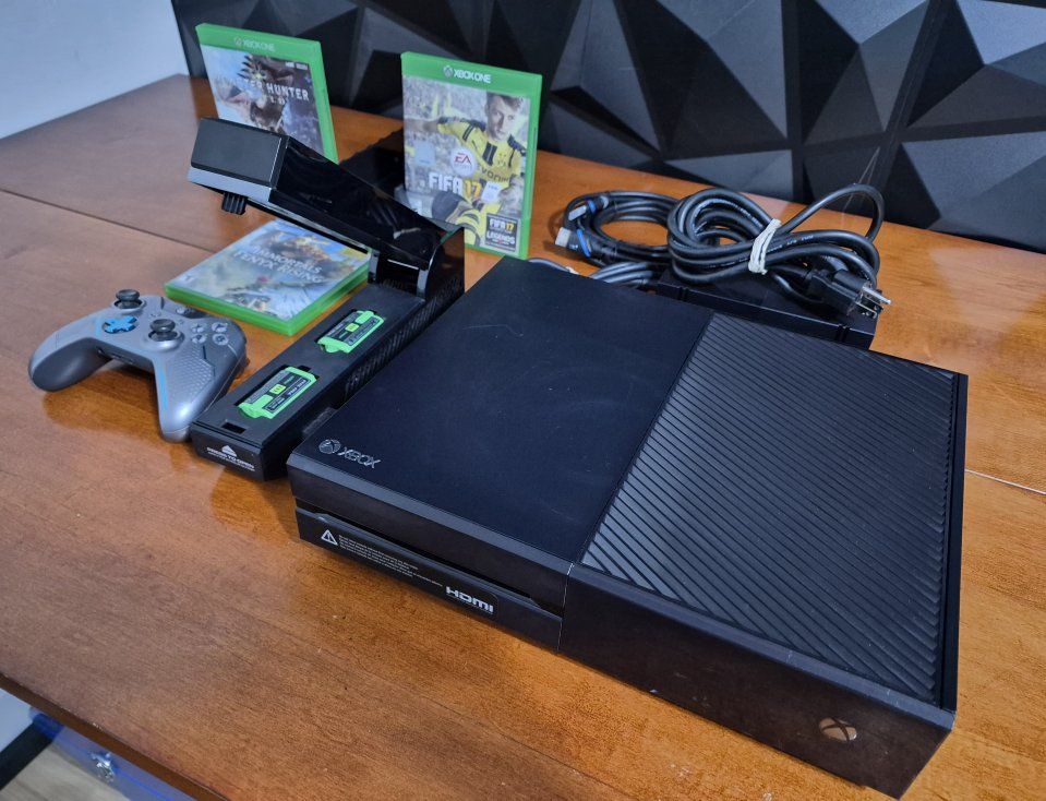 Microsoft Xbox One 1540 Console 500GB. 1080p Black w/ Controller. Nyko 86118 Xbox One Modular Power Station
with 2 Batteries for