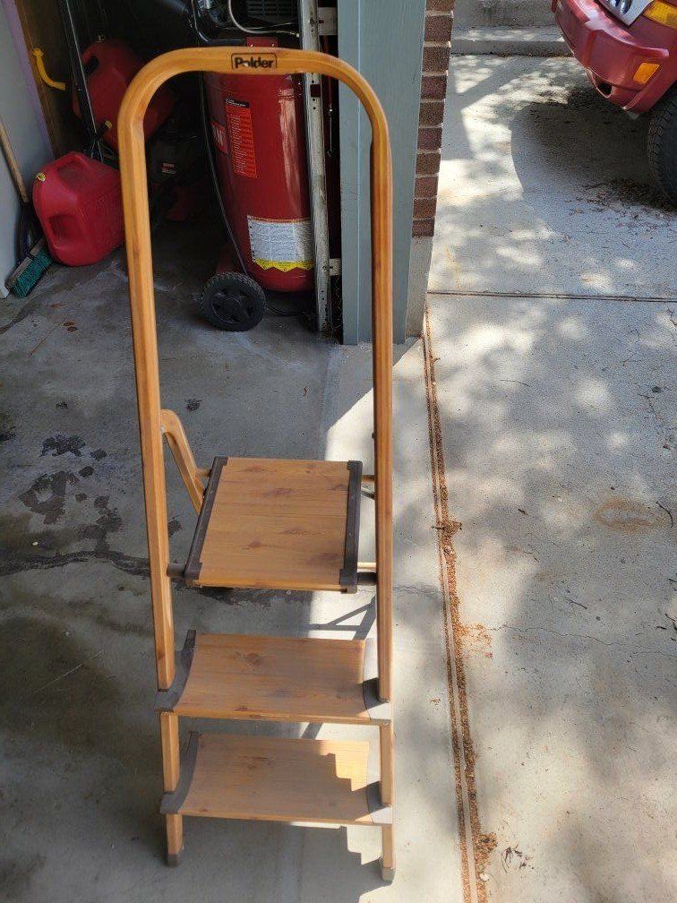 Folding aluminum step ladder