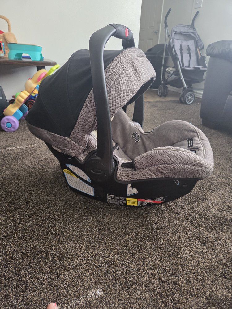 Graco SnugRide Infant Car Seat - Gray/Black