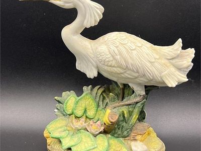 VINTAGE J BRYAN 1980S WHITE CRANE BISQUE PORCELAIN FIGURINE, LARGE CERAMIC STATUE OF WHITE WATER BIRD ON FLOWERED BASE!!!