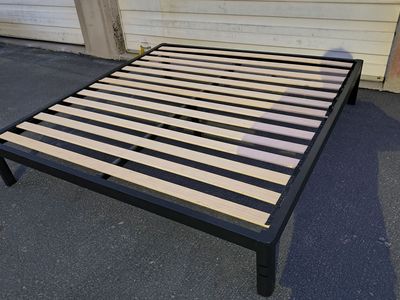 Heavy Duty King Size Platform Bed Frame and Sleep Innovations Mattress