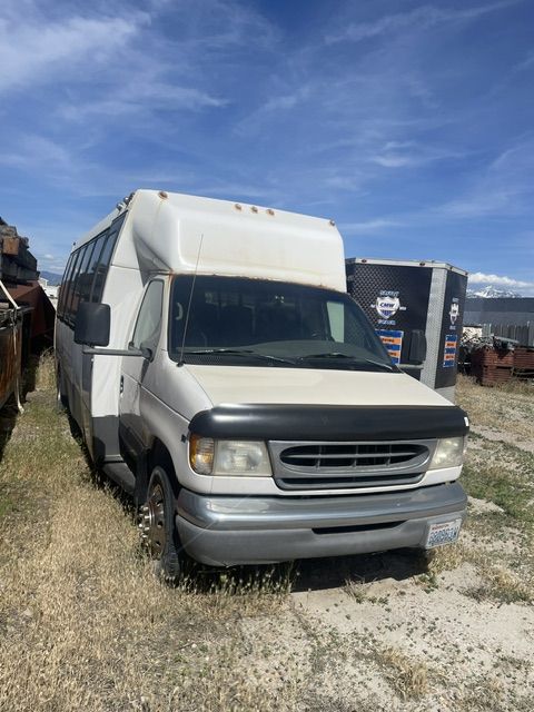Ford Econoline E450 Super Duty Cutaway Van Shuttle Buss