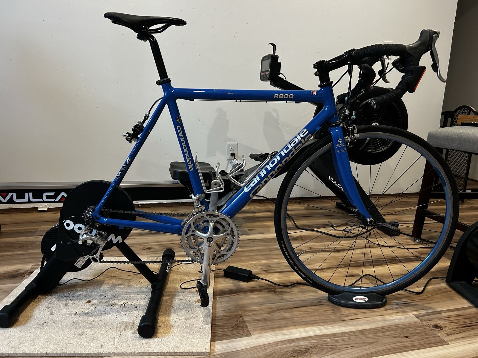 Cannondale R800 Road Bike with Wahoo KICKR CORE Trainer - 56cm, Shimano 105