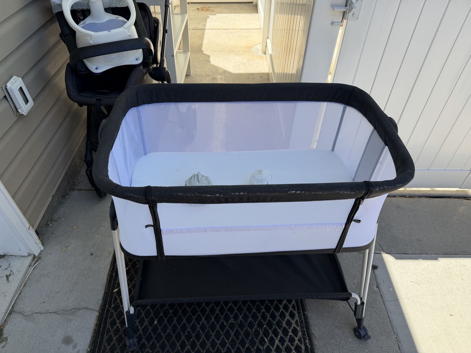 Unisex Portable Bassinet with Storage Basket - Ideal for Newborns/Infants