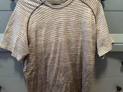 Lululemon men’s Metal Vent Tech Short-Sleeve Shirt large