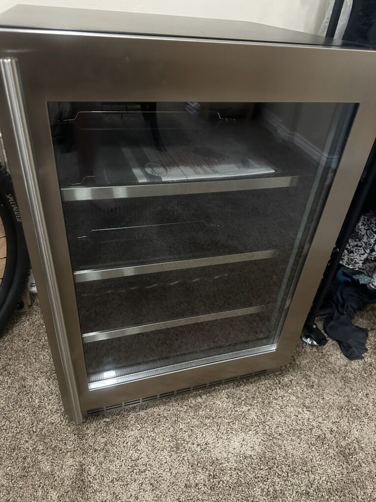 Danby Silhouette 24 Single Zone Beverage Center