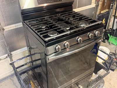 Samsung 30” Black Stainless Gas Range – Air Fry, Convection, Wi-Fi – 5 Burner