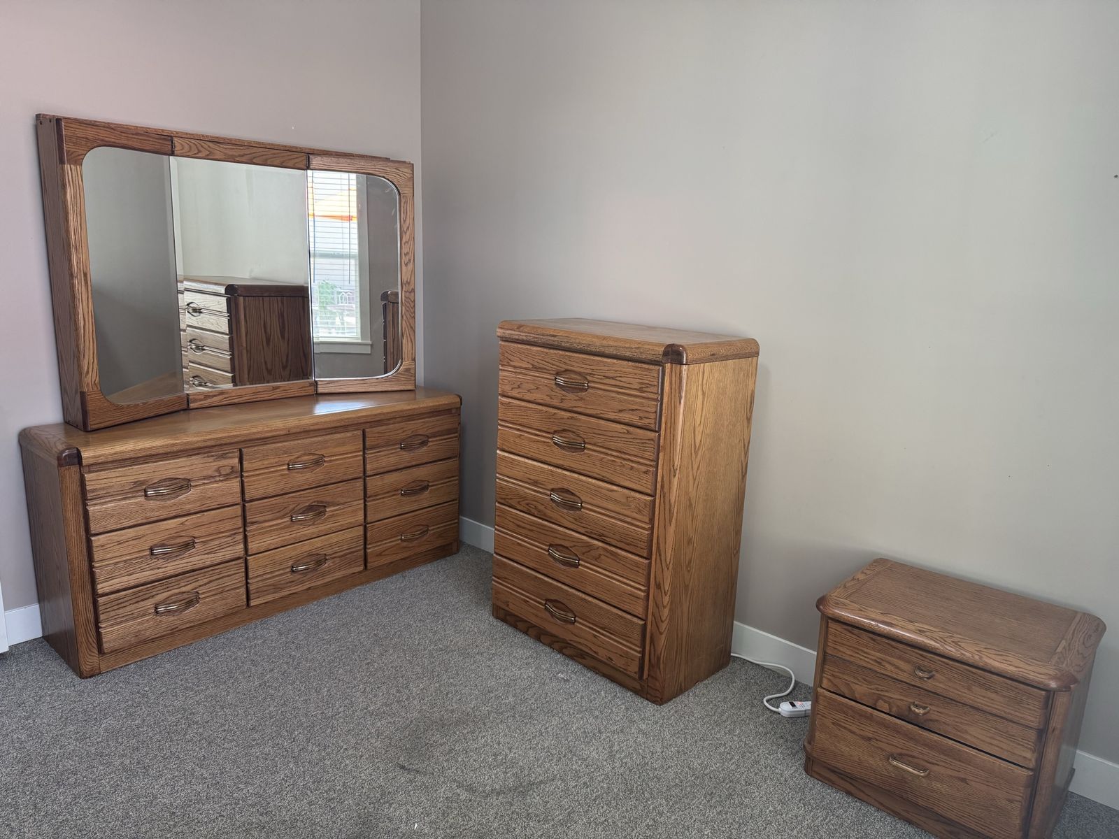 Very nice solid wood 4 piece bedroom set 