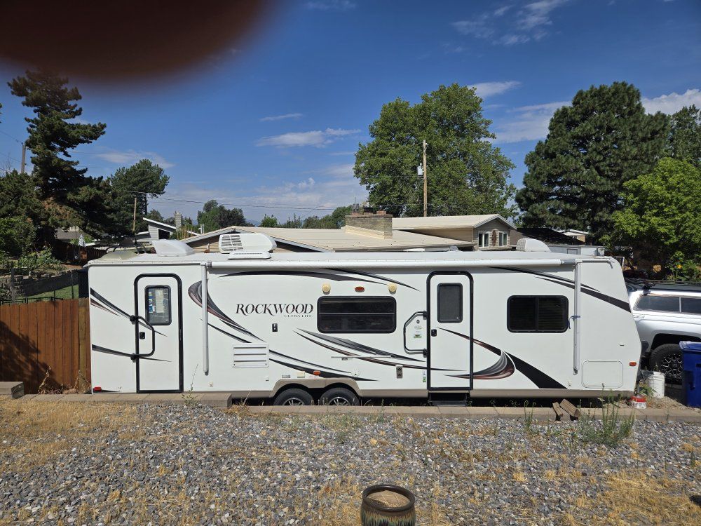 Rockwood Ultra Lite Travel Trailer, Bumper Pull, Sleeps 10, AC, Awnings, 27ft. 1/2 ton towable.