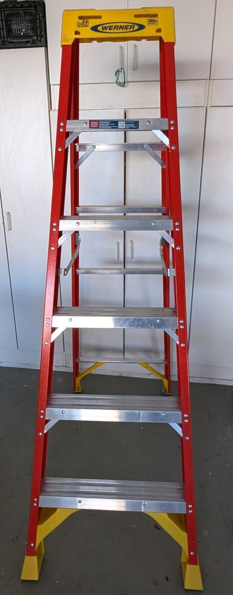 Werner 6 ft Fiberglass Ladder – 300 lb Capacity