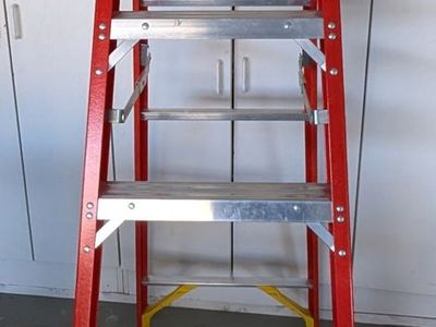 Werner 6 ft Fiberglass Ladder – 300 lb Capacity