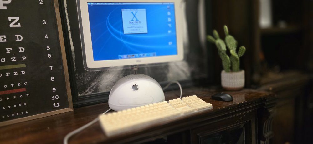 Collectable Apple iMac G4 Desktop Computer Flowerpot (2002) - Mac OS X 10.2.8, 256MB Memory, PowerPC G4