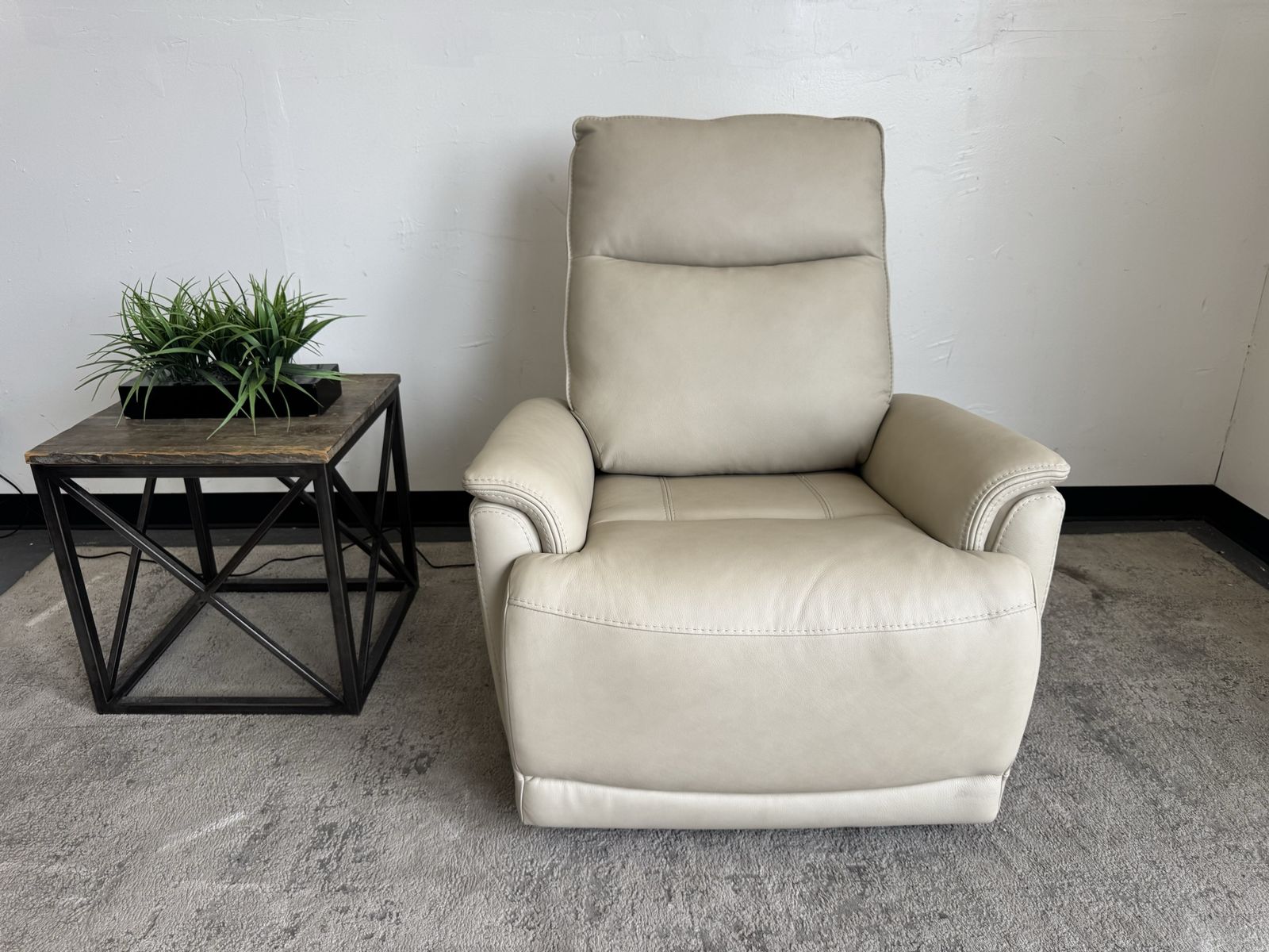 COSTCO LEATHER POWER RECLINER CHAIR