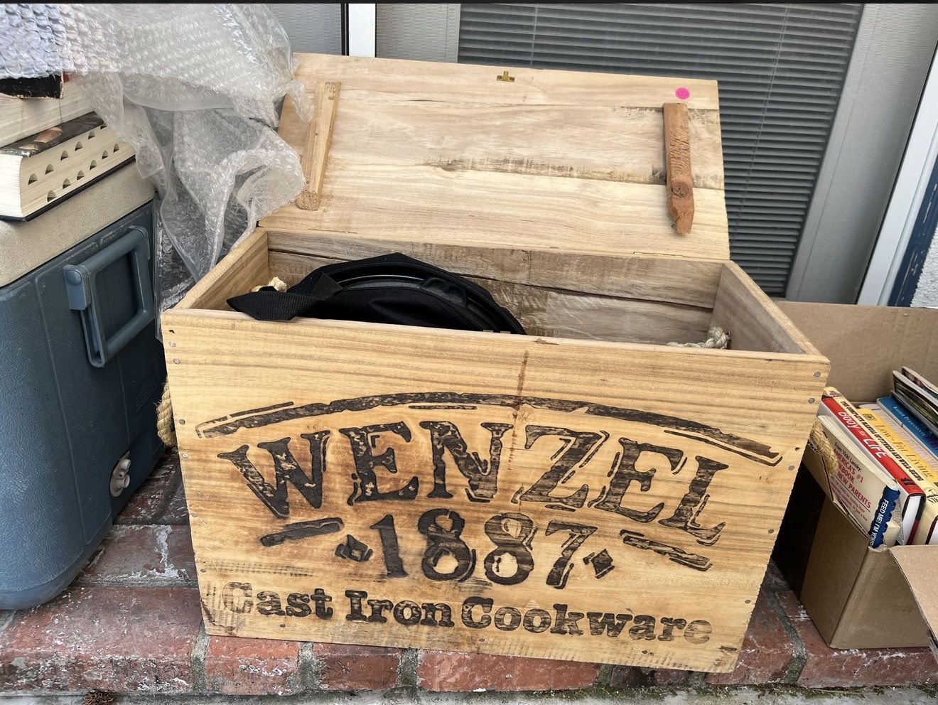New. Wenzel 1887 Cast Iron Cookware Set - Skillet, Dutch Oven, Sauce Pan, Griddle with Lid Lifter and Carrying Cases