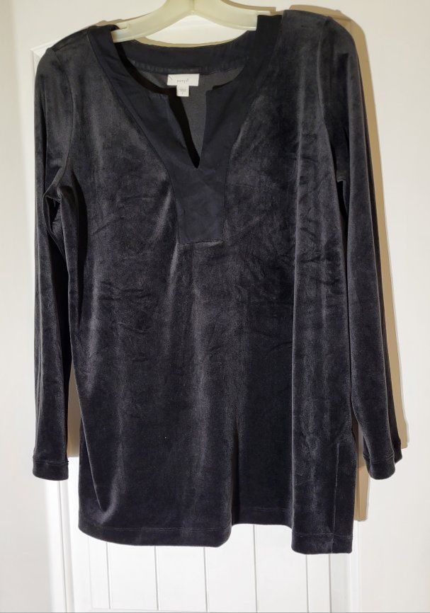 **NEW WOMEN'S VELOUR TOP**