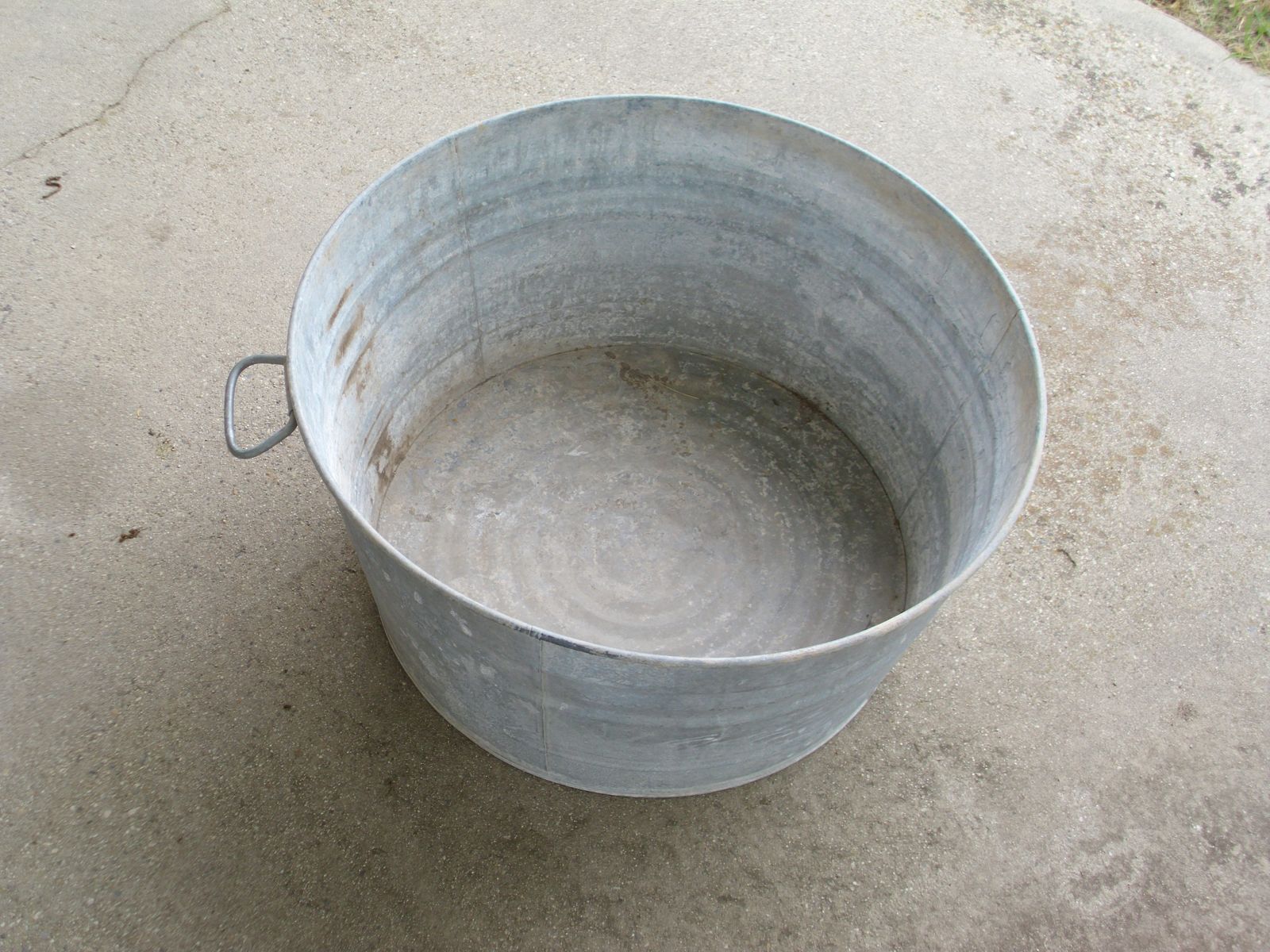 Vintage Large galvanized steel laundry tub or wash tub.