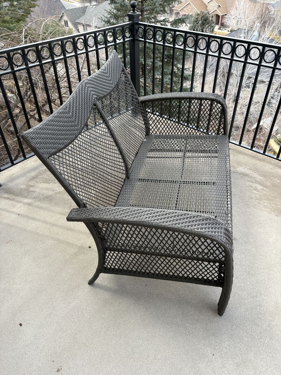 Outdoor Patio Furniture Wicker Loveseat $250 cash/venmo in Draper
