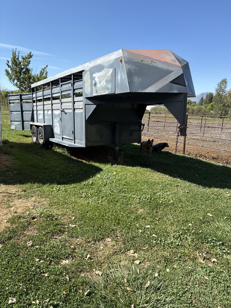 Hillsboro GN stock trailer
