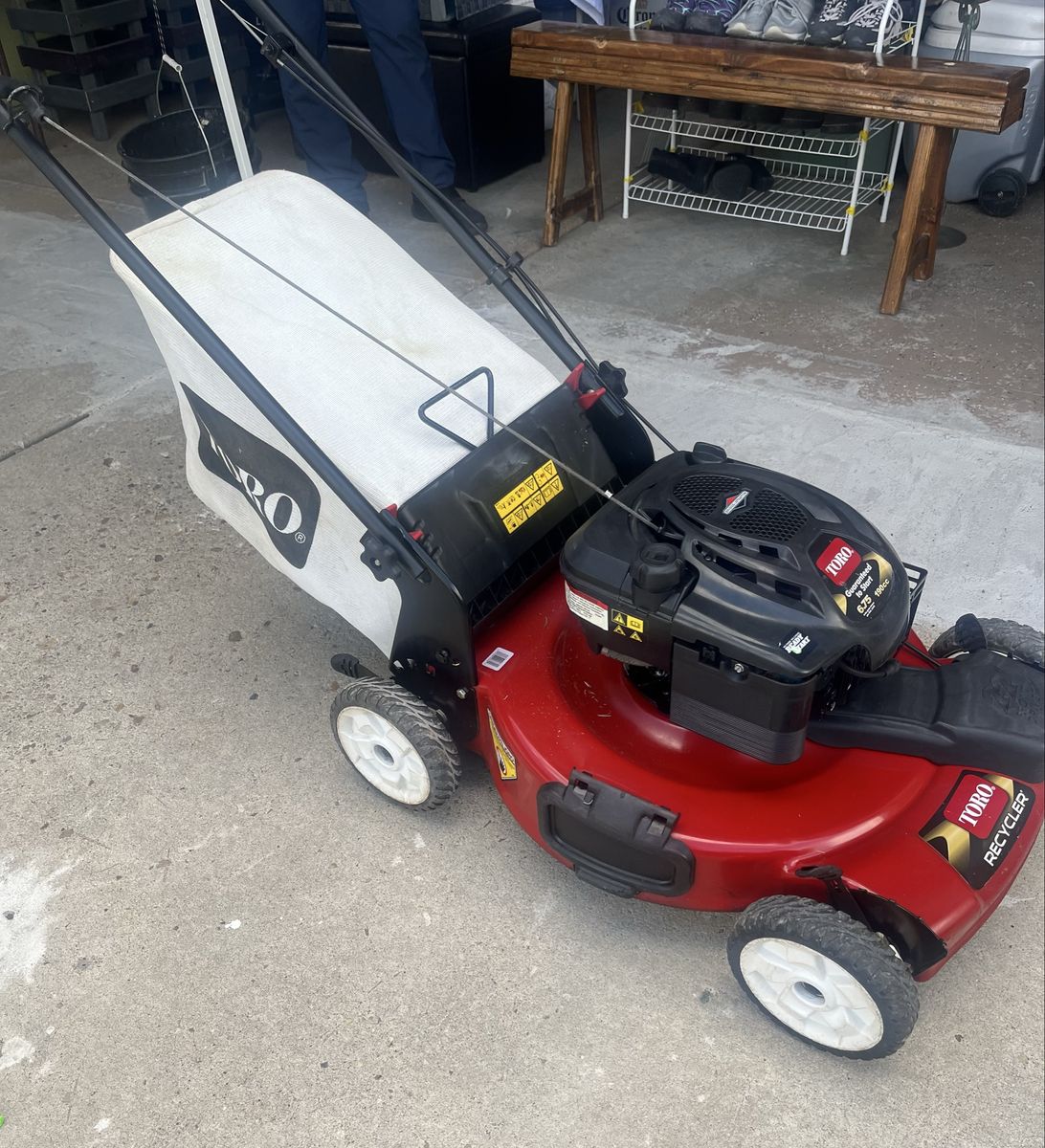 Toro Recycler 22-inch Gas Walk-Behind Push Lawn Mower with Bagger.   Starts first pull
