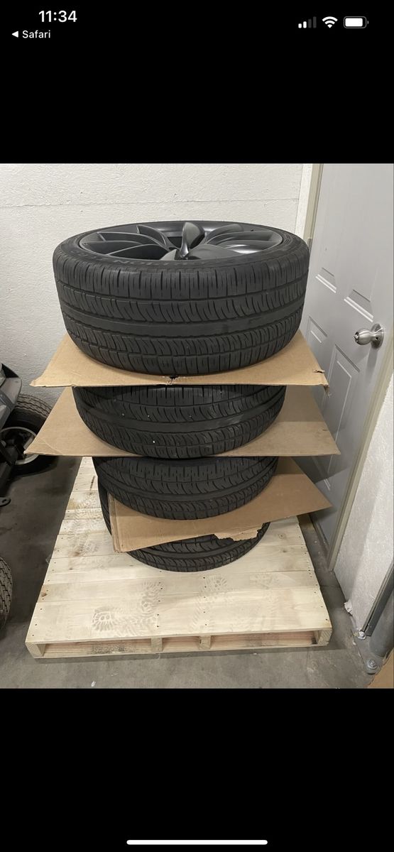 Tesla Model X 22” wheels