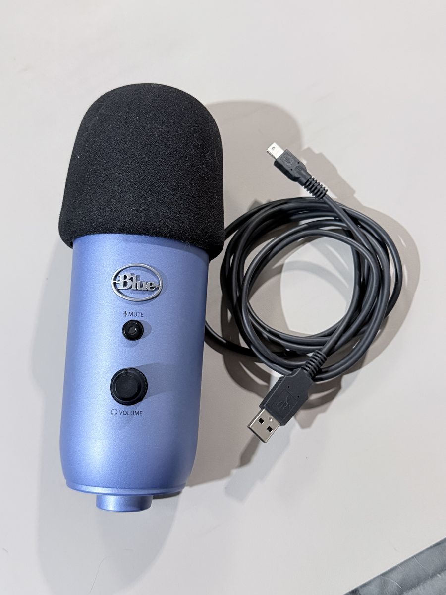 Blue Yeti USB Microphone with Windscreen and Cable